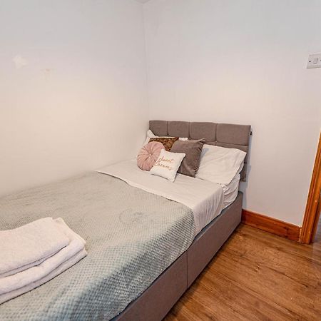 Beautiful 4 Bedrooms House, 7 Walk To Train Station 普拉姆斯特德 外观 照片