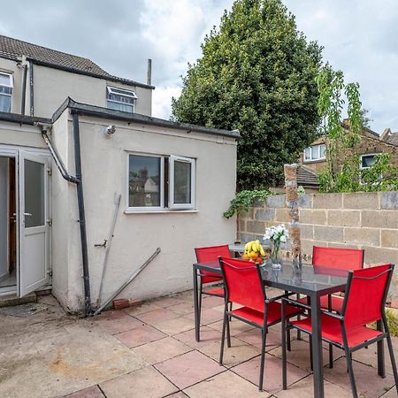 Beautiful 4 Bedrooms House, 7 Walk To Train Station 普拉姆斯特德 外观 照片