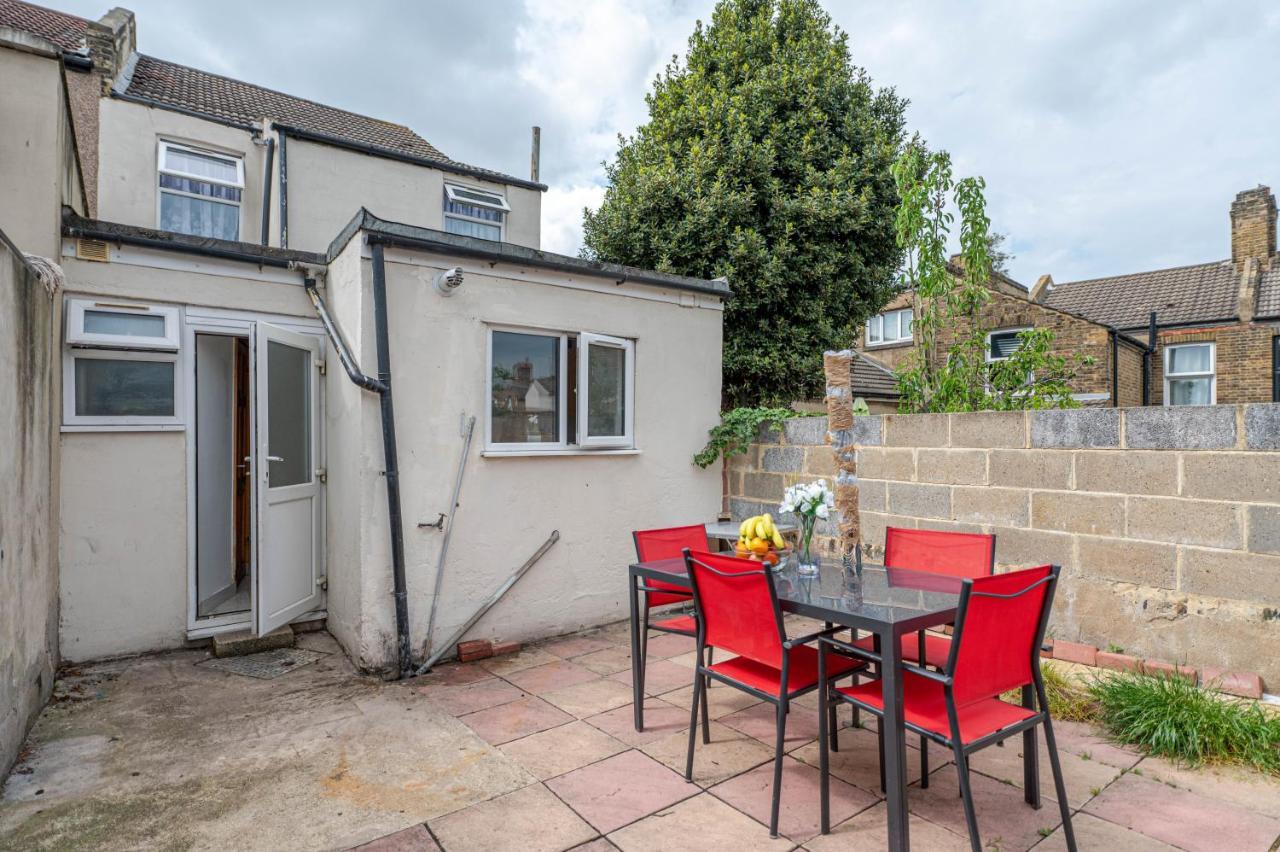 Beautiful 4 Bedrooms House, 7 Walk To Train Station 普拉姆斯特德 外观 照片