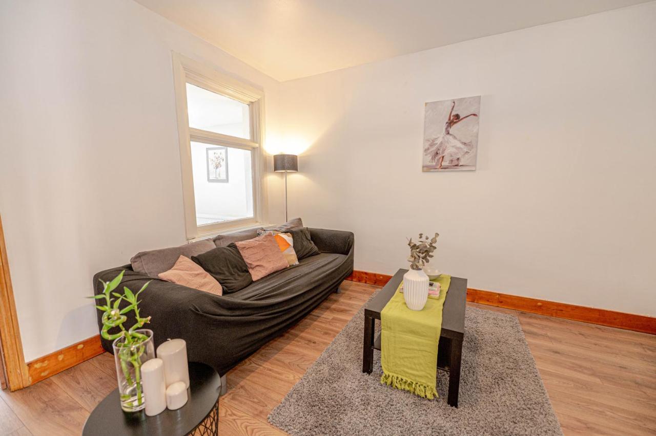 Beautiful 4 Bedrooms House, 7 Walk To Train Station 普拉姆斯特德 外观 照片