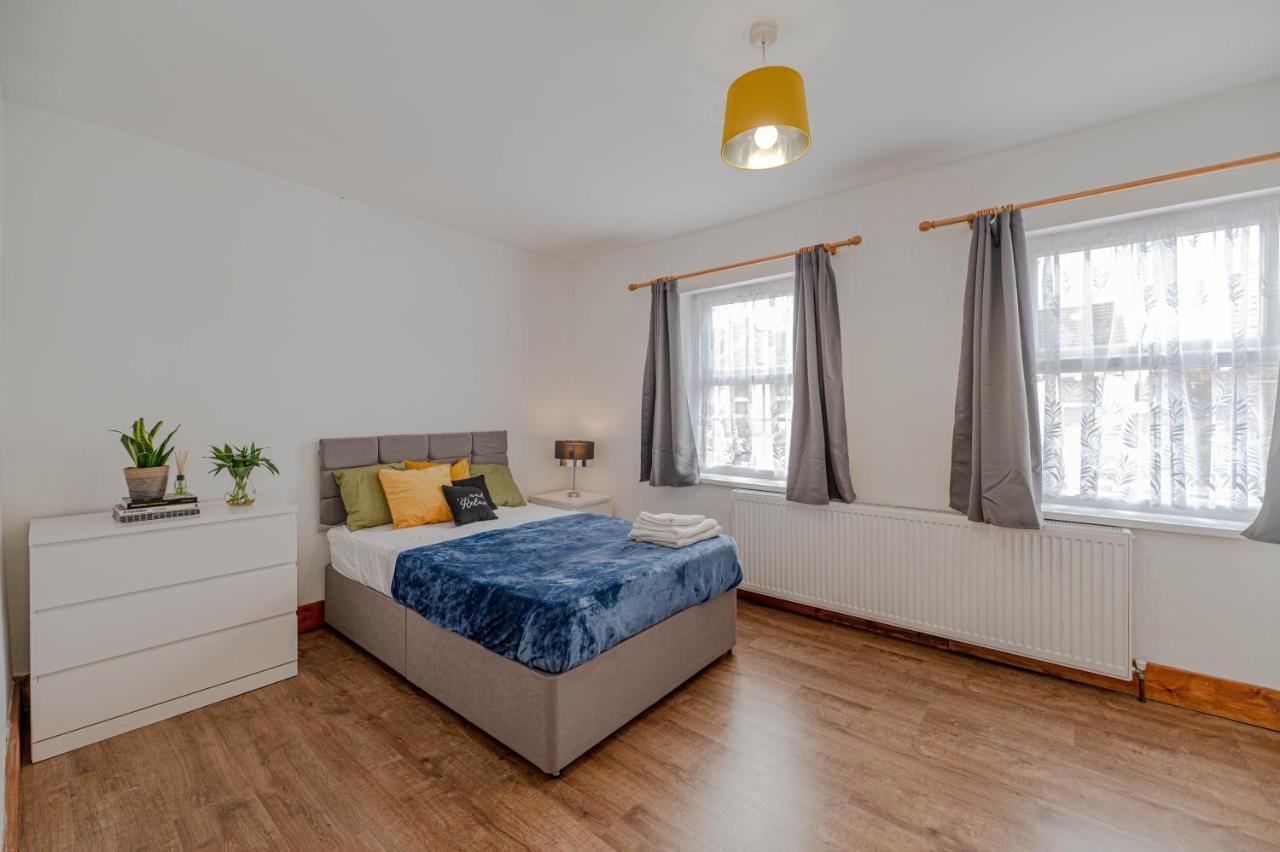 Beautiful 4 Bedrooms House, 7 Walk To Train Station 普拉姆斯特德 外观 照片