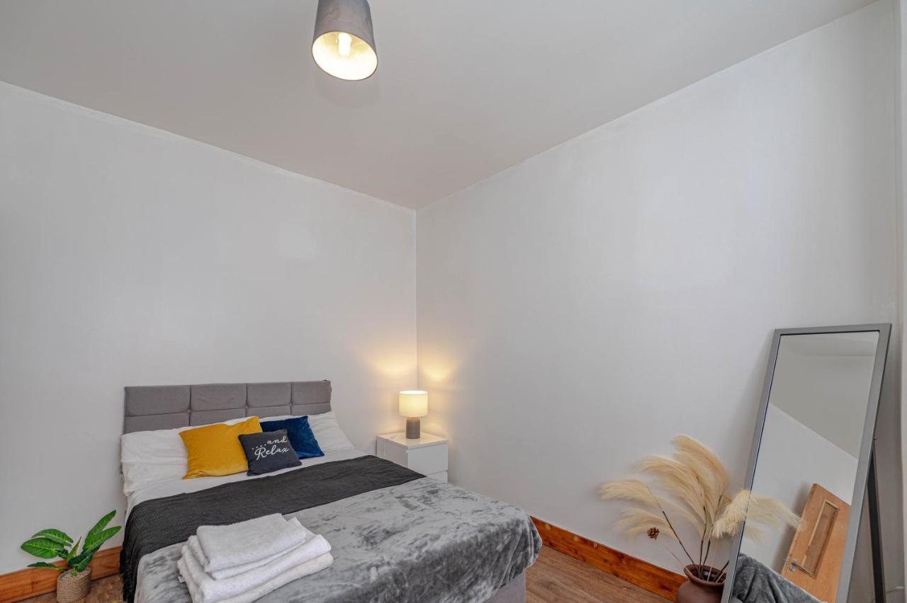 Beautiful 4 Bedrooms House, 7 Walk To Train Station 普拉姆斯特德 外观 照片
