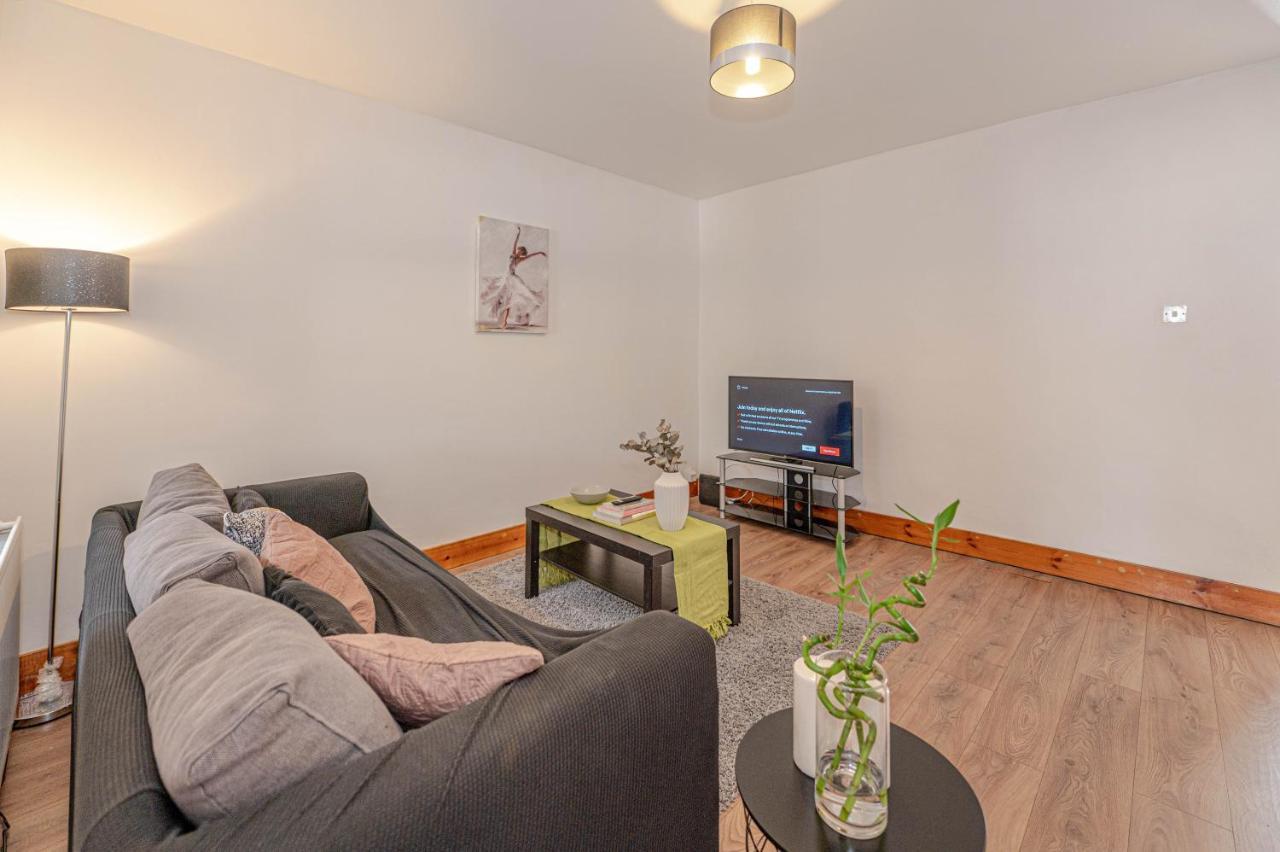 Beautiful 4 Bedrooms House, 7 Walk To Train Station 普拉姆斯特德 外观 照片