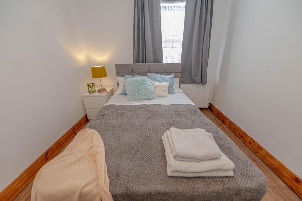 Beautiful 4 Bedrooms House, 7 Walk To Train Station 普拉姆斯特德 外观 照片